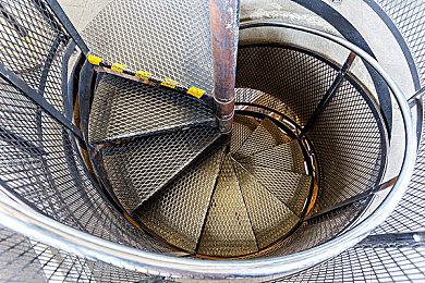 黑白手绘风格悬疑推理游戏《ELISSAⅠ：卧室的缢吊尸》Steam页面 明年发售